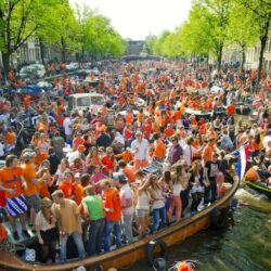 Amsterdam regina koninginnedag canali kingsday arancione klm tinge logitravel nisan doğum günü